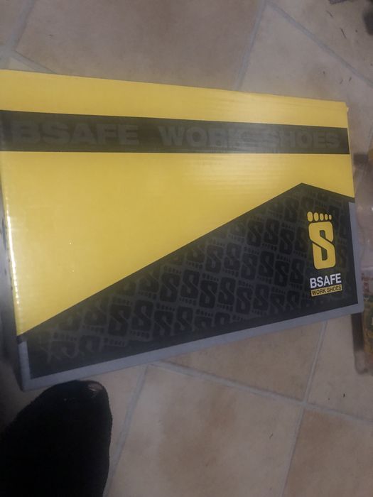 Нови обувки за работа