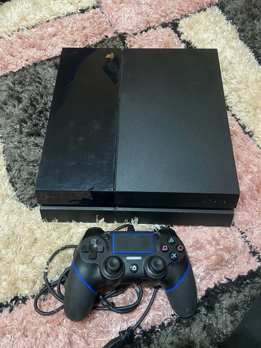 Vând ps4 fat  mai multe detalii în privat