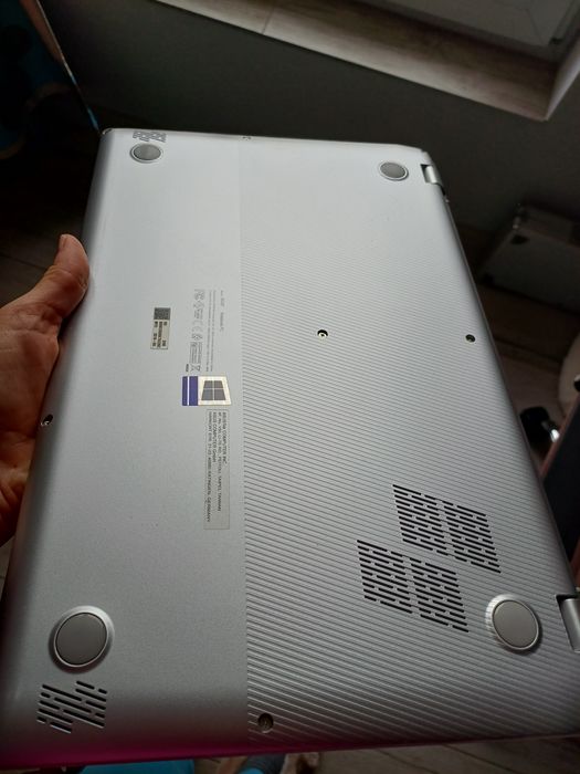 Asus VivoBook S15 x532fl със ScreenPad