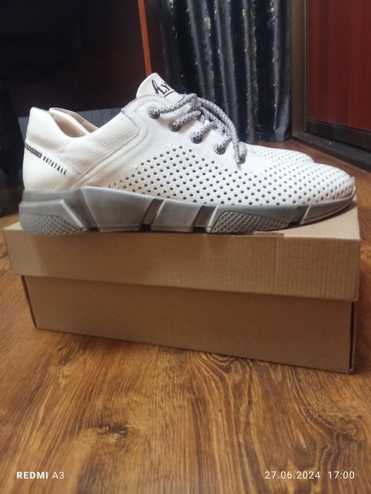 Продам кроссовки