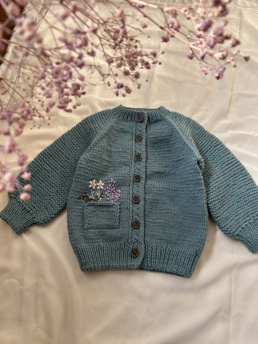 Вязаная детская кофточка с чепчиком