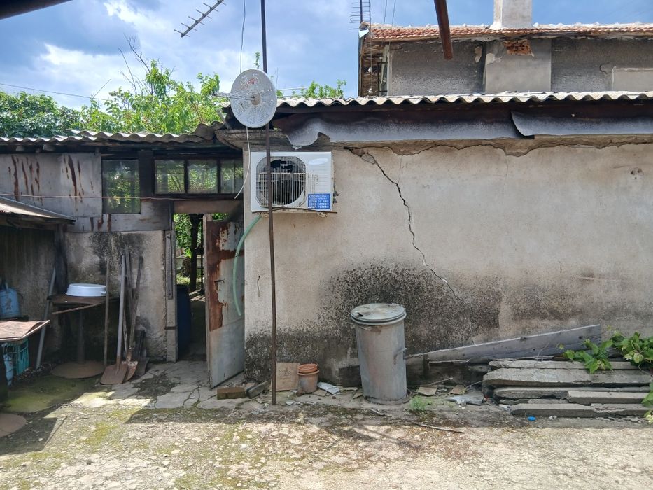 Продава се къща с двор в селоКараново