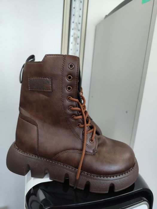 Боти дамски цвят кафяво