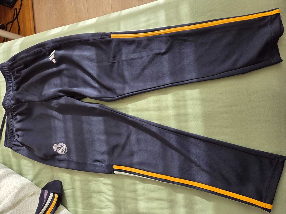 Оригинален анцуг Адидас Реал Мадрид, М размер. ADIDAS