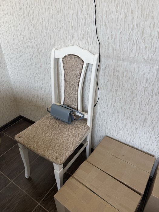 Стол со стульями круглой формы