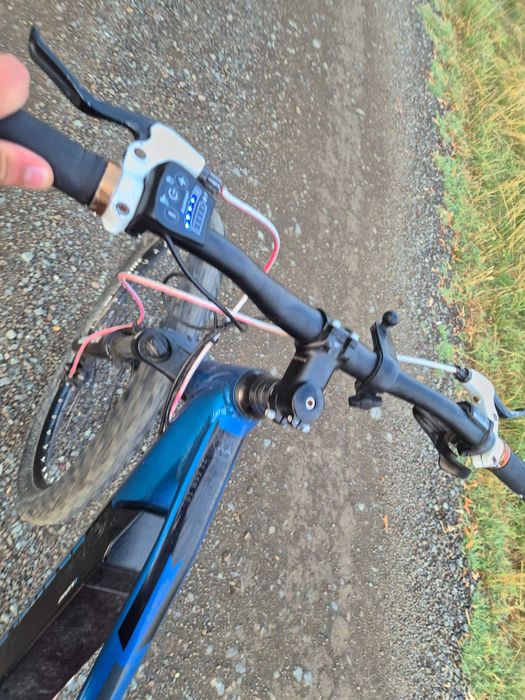 Prophete Graveler de 27.5 inch, echipată cu un motor spate Blaupunkt și baterie pe cadru.