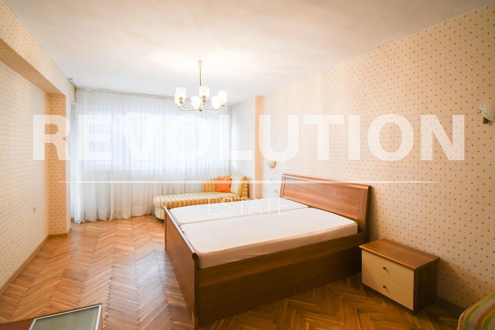 Дава се под наем Тристаен апартамент в София, Център - 115 кв.м за 700 € - Снимка #1