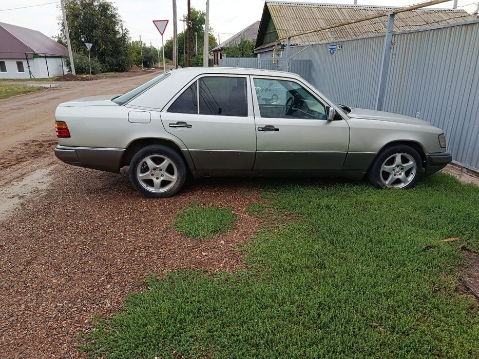 Продам машину Mercedes Benz 230E