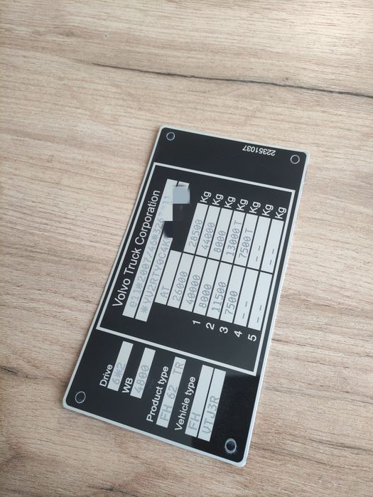 Шильдики на авто с гравировкой