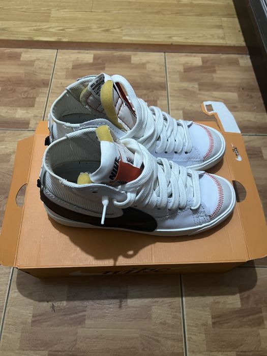 Кеды Найк белые.