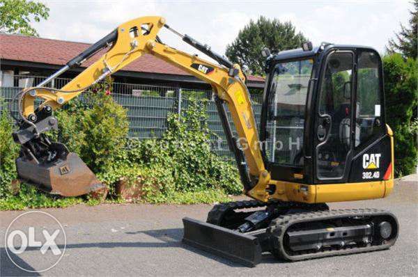 Miniexcavator cu picon de închiriat