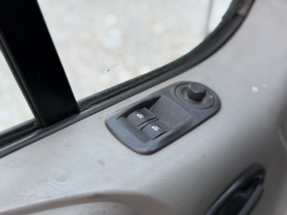 Opel Vivaro 1.9D* 2008г* ТОВАРЕН* Външни Забележки*