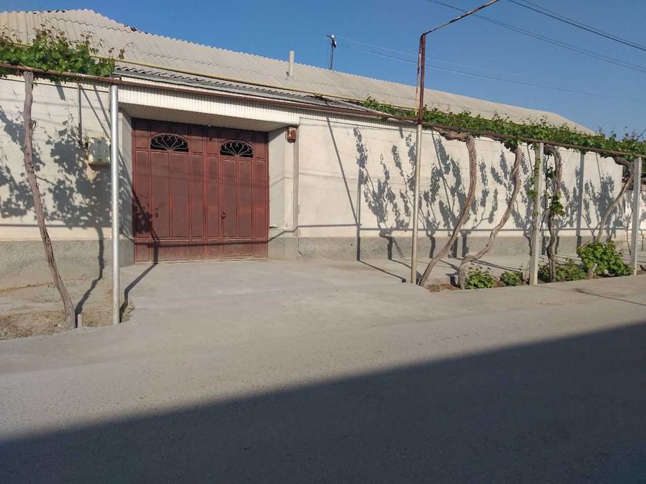 Qumtepa bozori oldida Hovli uy sotiladi