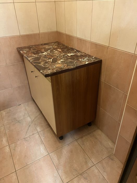 Set bucătărie: masă + 4 scaune + dulap Neoset – stare foarte bună