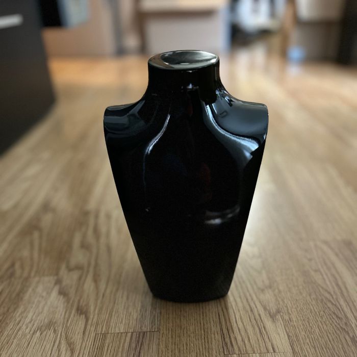 Стойка за бижута черен гланц