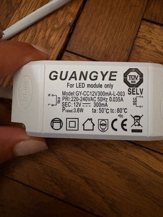 Lampǎ LED cu braț flexibil, destinată montării sub mobilier