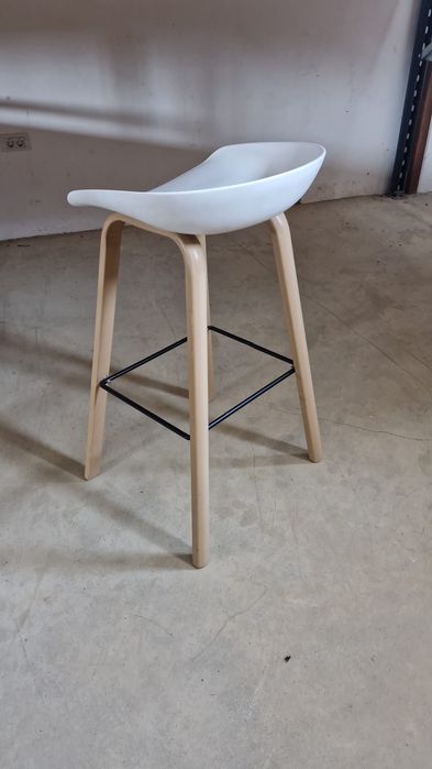 Scaune tip bar și masa