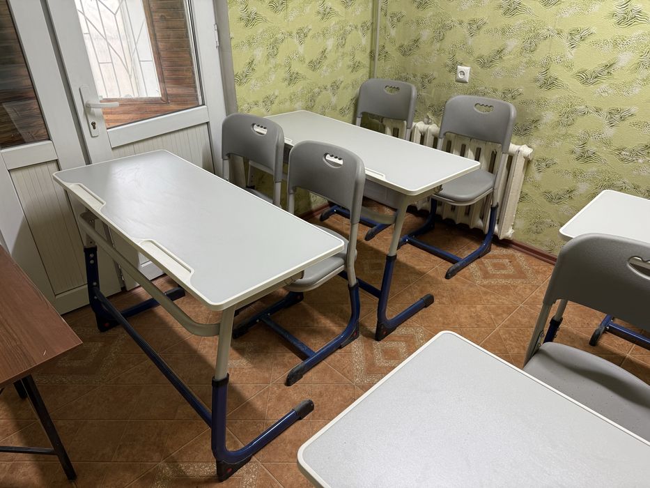 Парта школьная для школы в хорошем состояний