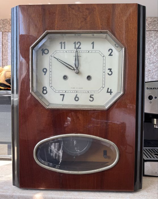 Продавам Стар руски стенен часовник.