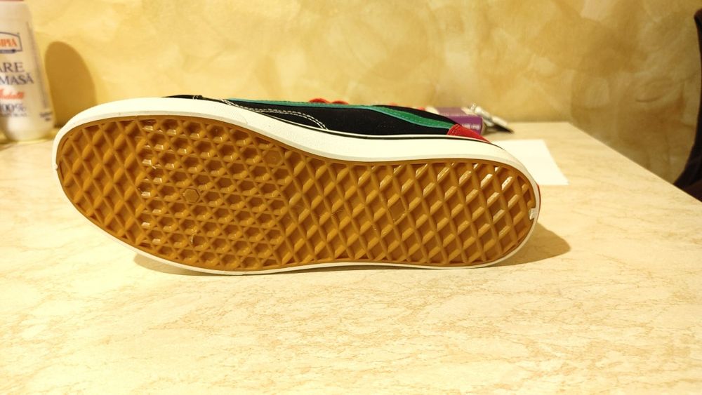 Vand tenisi tip Vans noi,comozi stare impecabila