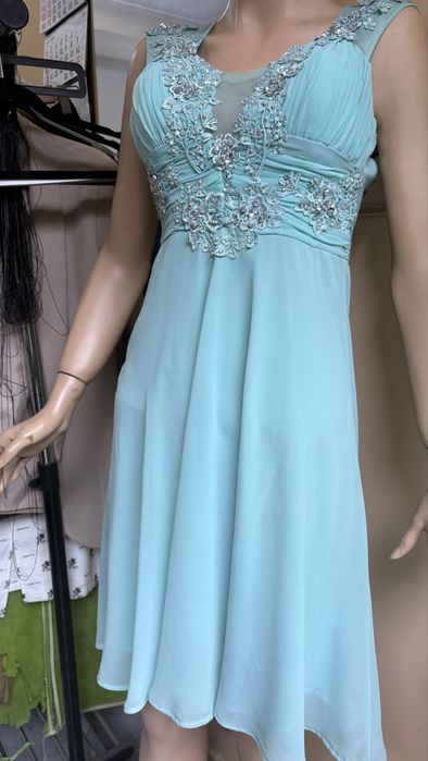 Официална рокля с ефектен гръб