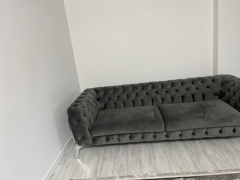 canapea chesterfield din catifea gri