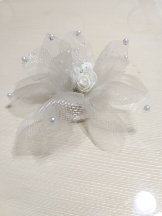 Белый бантик в виде цветка