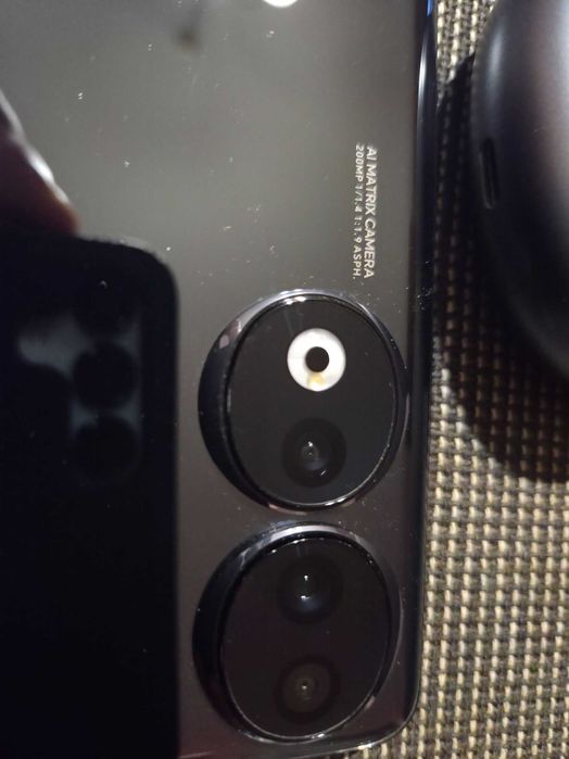 Honor 90 със слушалки