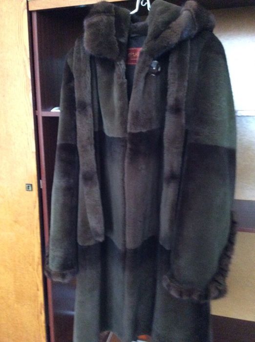 Шуба из искусственного меха с капюшоном. Куфар шубы. Фото норковая шуба с рысью в чёрном цвете. Мутоновая шуба с норковым воротником. Куфар шубы.