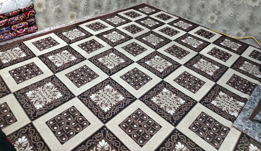 напольный ковер с классическим клетчатым дизайном,