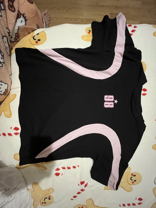 Комплект от две тениски и една блуза с дълъг ръкав.