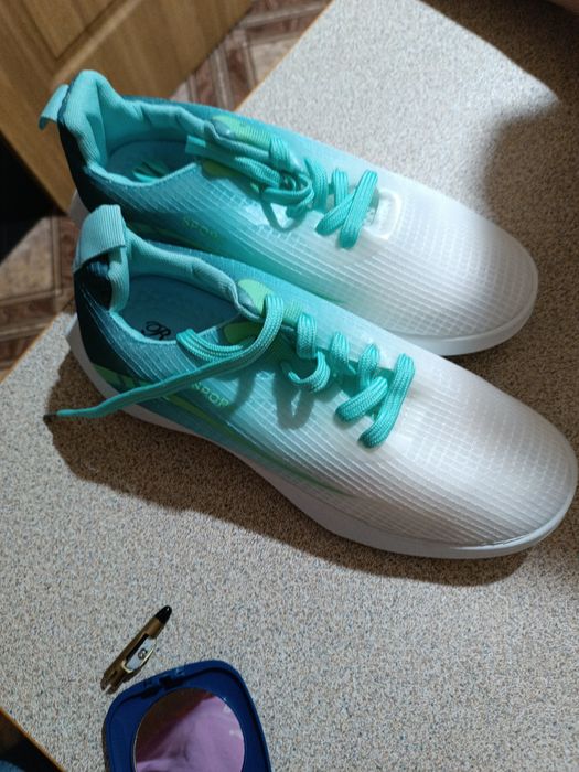 Кроссы новые 39 размер