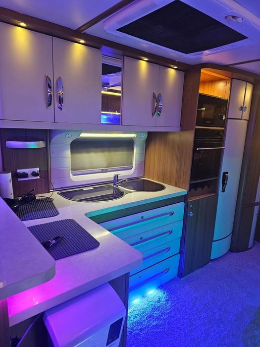 vând rulota hobby premium 700