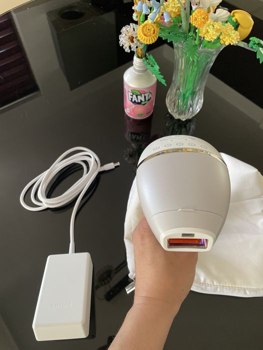 Epilator IPL  Philips Lumea seria 8000 EPLBRI940