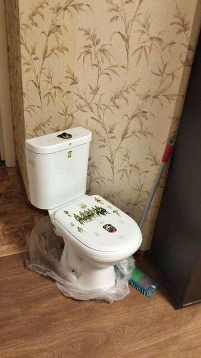 Продам унитаз  б/у большой