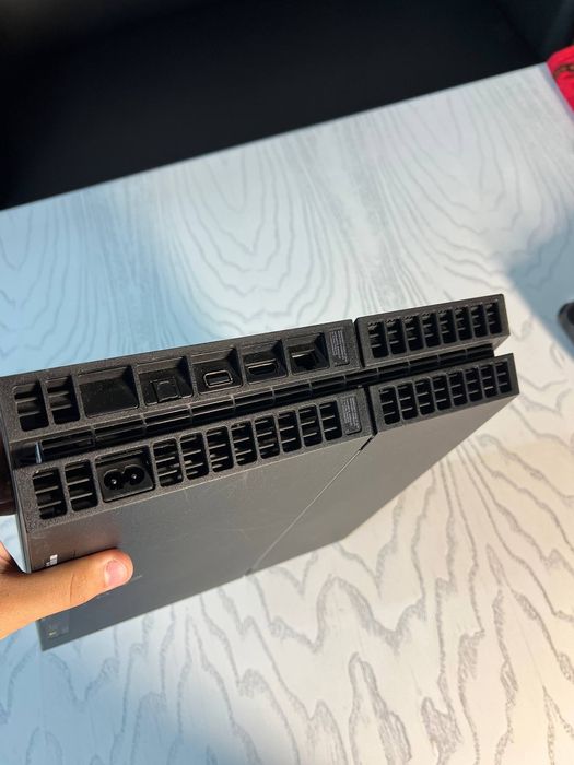 Playstation 4 
1ta jostiki bor 
Ichida oyinlari bor 
Ochilmagan qizimi