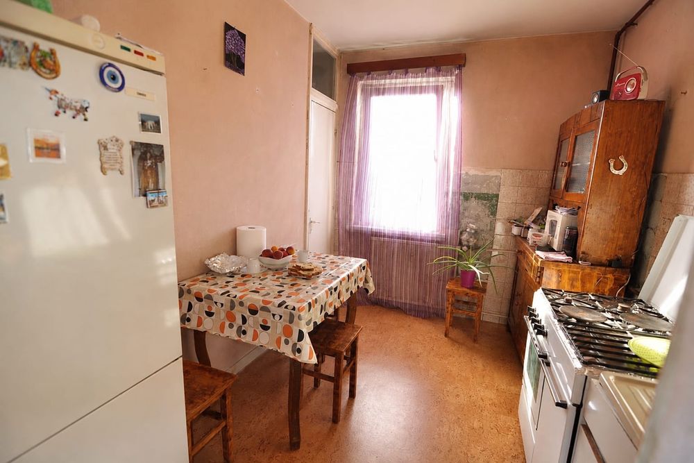 Apartament 2 camere cu balcon | Str. George Coșbuc | Aproape de UMFST | Necesită renovare completă | Etaj 4/4