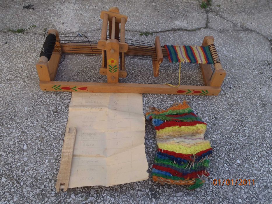Ретро играчка - дървен детски тъкачен стан.