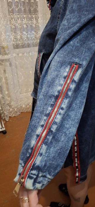 Продам демисезонную джинсовую куртку