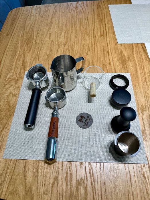 Еспресо Кафемашина Delonghi Dedica EC685 + Бариста аксесоари