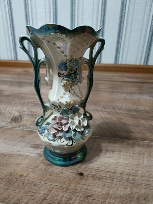 Продам вазу очень красивая