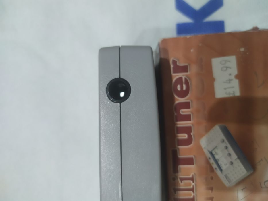 Тунер и два каподастъра