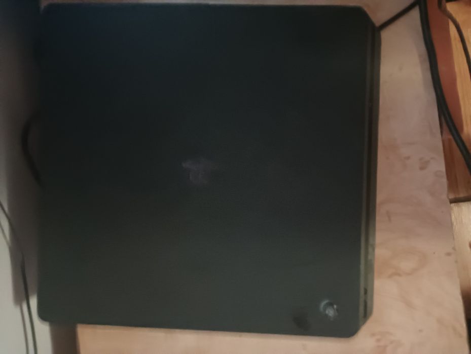 Vând PlayStation 4