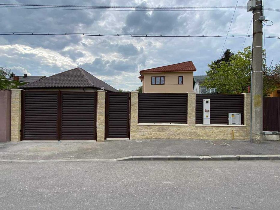 Garduri din panouri stil jaluzele, sipca metalica, tabla, plasa si BCA