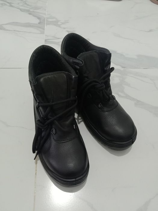 Продаю спец обувь