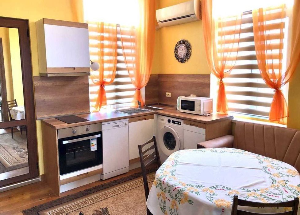 Дава се под наем Едностаен апартамент в Бургас, Център - 50 кв.м за 459 € - Снимка #1