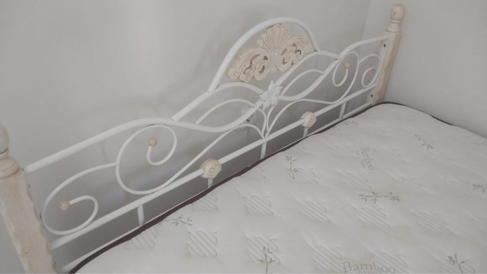 Кровать с матрасом