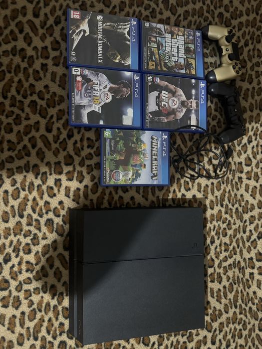 продаю пс 4 с 2 джойстками шнур и 5 игр
