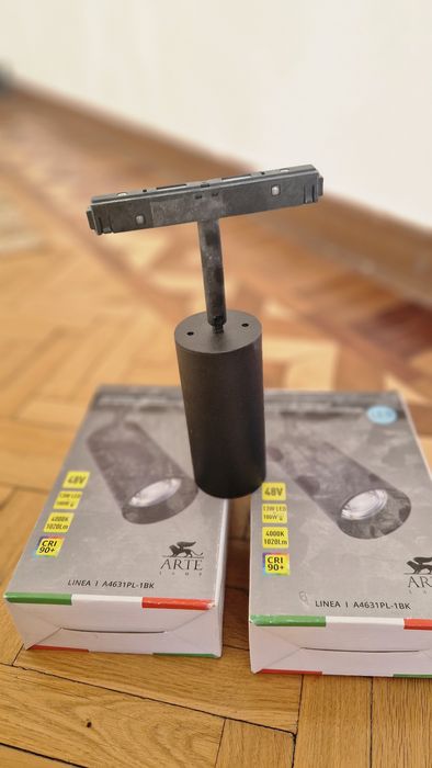 Светильник трековый новый.