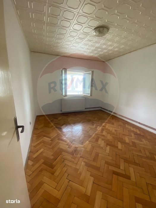 Apartament cu 3 camere de vânzare în zona apreciata